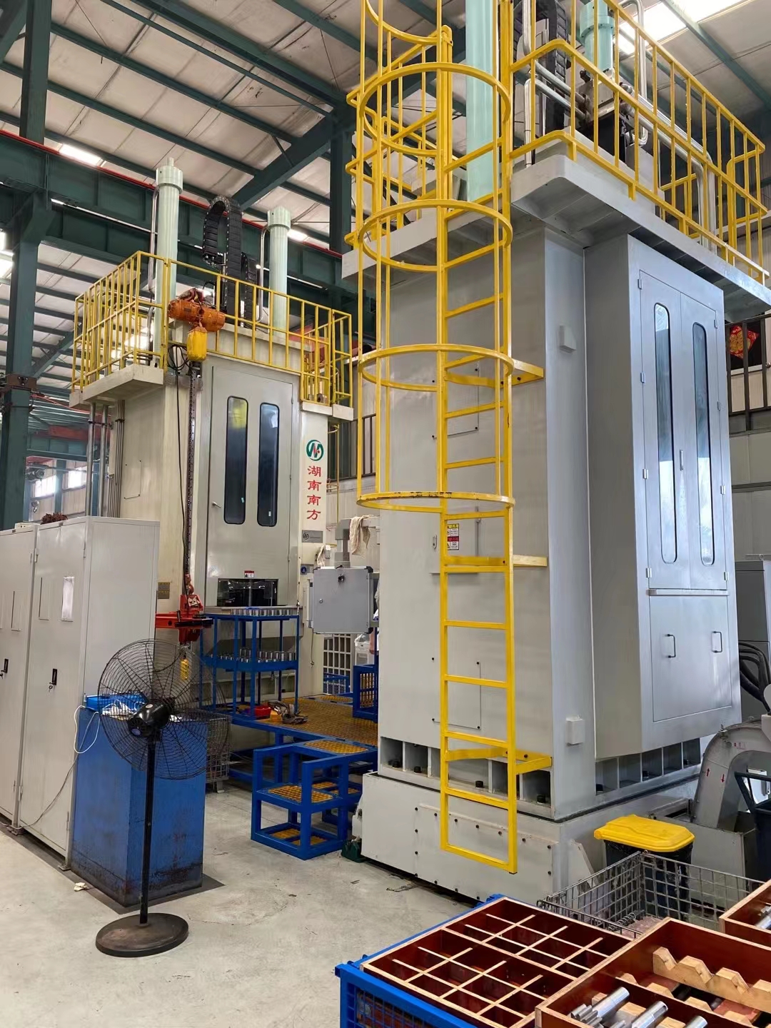 LG557系列(lie)雙導柱上拉(la)式立式數控(kòng)内拉床